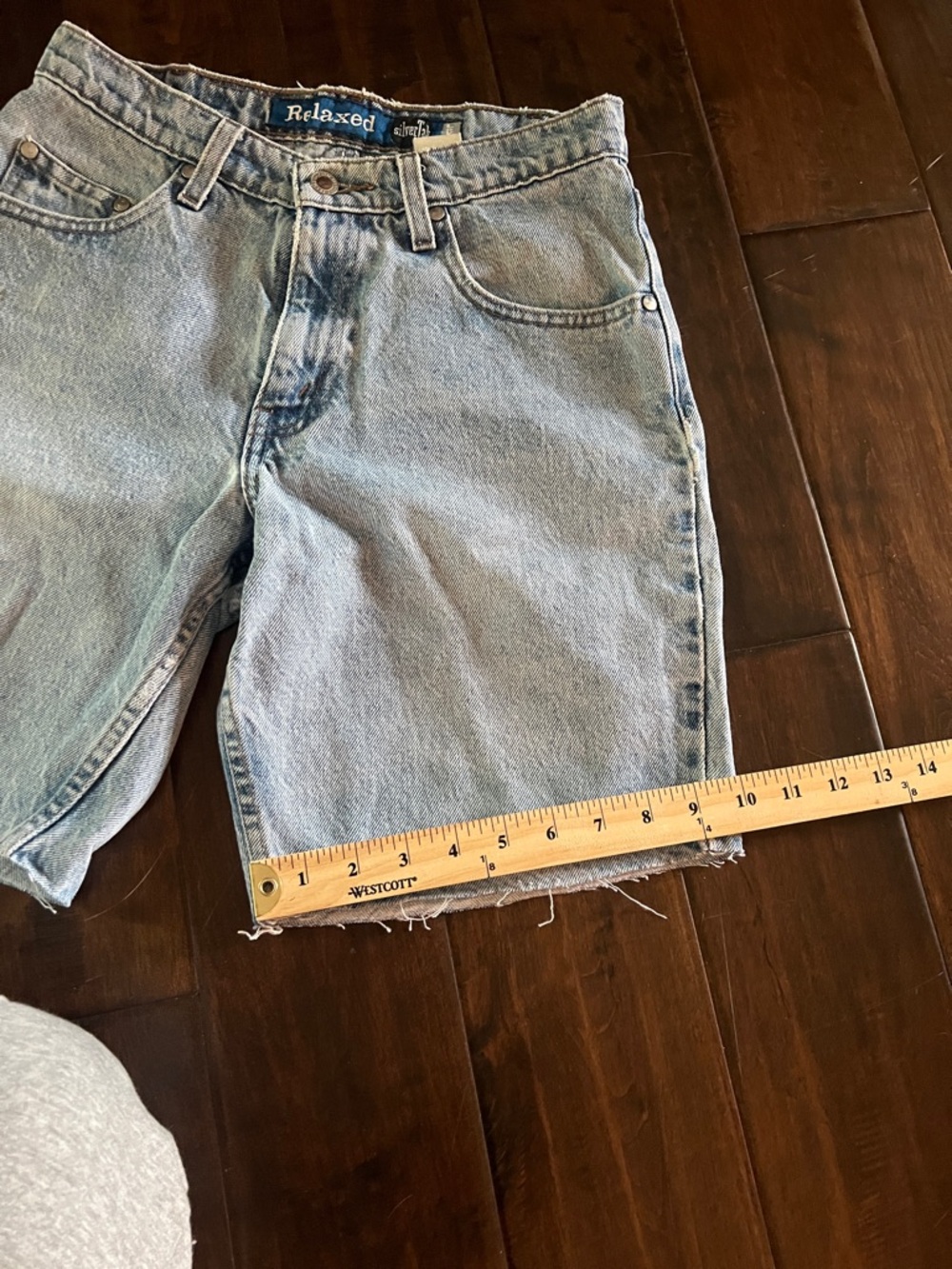 Vintage Levi’s Silvertab Relaxed fit cutoff denim shorts size 29 light wash - Picture 7 of 12